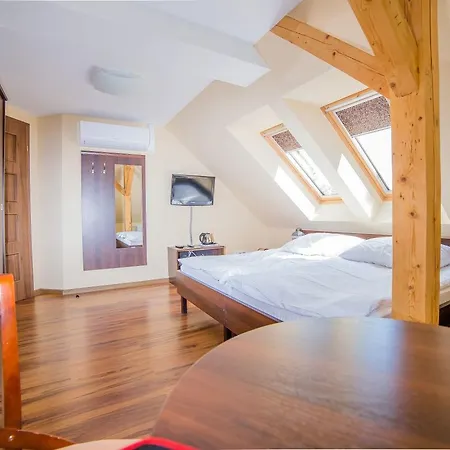 홈스테이 Pokoje Goscinne Pod Sosnami *